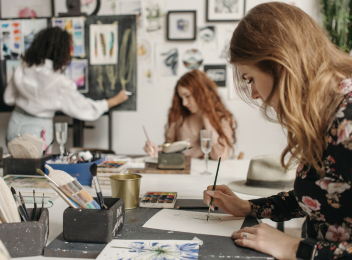 projekt bez nazwy (1) Kobiety w biurze opracowują koncepcje