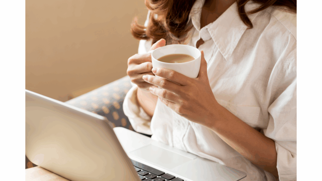 projekt bez nazwy (7) Kobieta siedzi przy otwartym laptopie z kawą