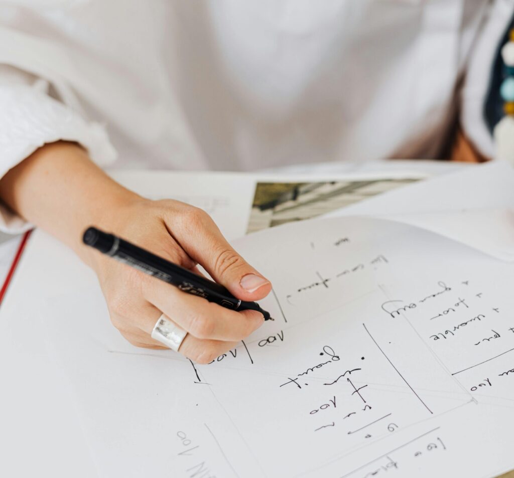 pexels photo 4959752 4959752 Matka wykonuje kilka czynności jednocześnie, a jej dziecko jest w pobliżu, pracując nad dokumentami w biurze.