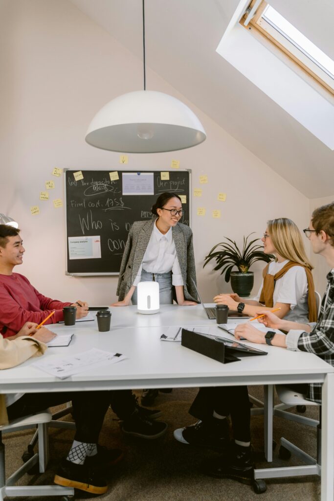 pexels photo 6914055 6914055 Młodzi profesjonaliści spotykają się na spotkaniu zróżnicowanego zespołu w jasnym, biurowym otoczeniu.